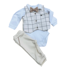 Conjunto Baby Paraiso para bebê, incluindo body branco, colete xadrez e calça clara.