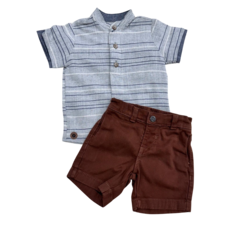 Conjunto Paraiso com camisa de listras cinza e bermudinha marrom