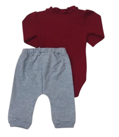 Conjunto Anjos baby composto por uma body vermelha com detalhes de babado e uma calça cinza.