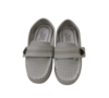 Imagem de um par de sapatos Klin em tom marfim, com detalhes de costura branca e tira de velcro na parte superior.