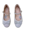 Imagem de um par de sapatos brancos da Pampili, com detalhes em strass e laço na parte frontal.