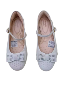 Imagem de um par de sapatos brancos da Pampili, com detalhes em strass e laço na parte frontal.