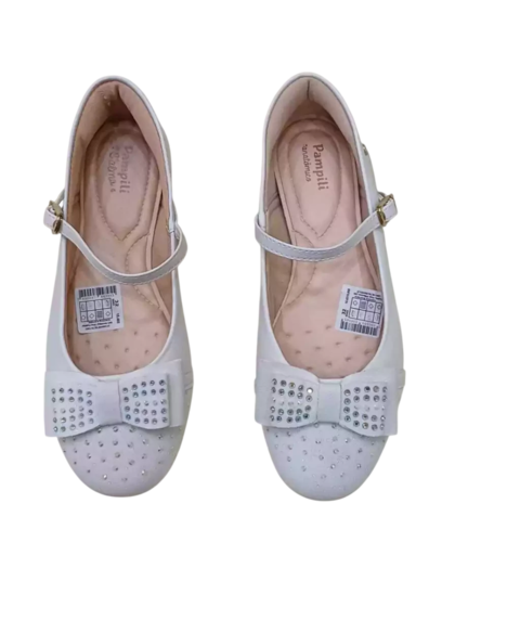 Imagem de um par de sapatos brancos da Pampili, com detalhes em strass e laço na parte frontal.