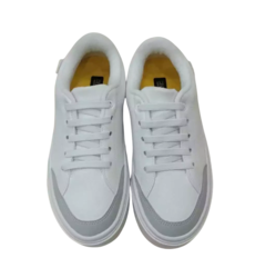 Imagem de um par de tênis brancos Freestyle kids da marca Klin, com detalhes em cinza e interior amarelo.
