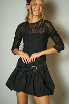 remera calada negra