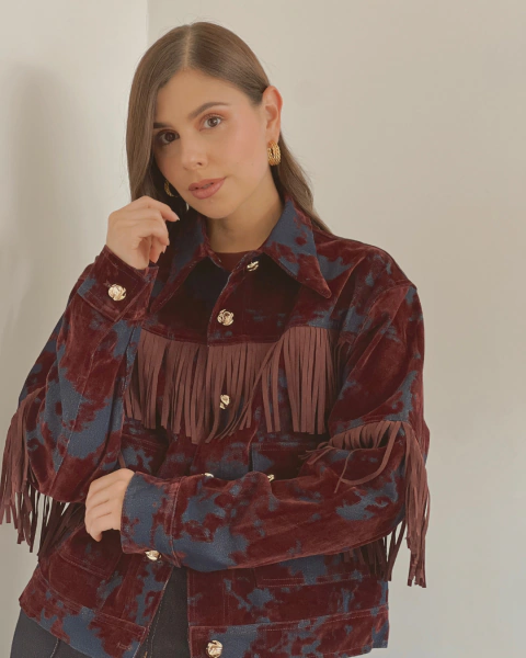 Detalle frontal de la chaqueta P.110 con flecos en el pecho y bolsillos con solapa.
