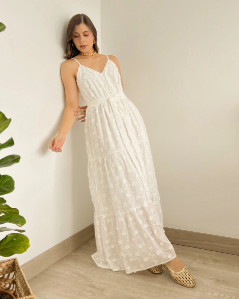 Vestido blanco bordado T.156 de PRIMIA, vista frontal de cuerpo completo con escote en V, cintura anudada y falda larga en niveles.