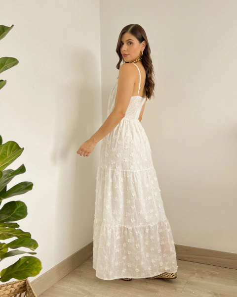 Vestido largo blanco T.156 de PRIMIA, vista lateral y posterior con tirantes ajustables, espalda fruncida elástica y falda amplia con bordados florales.