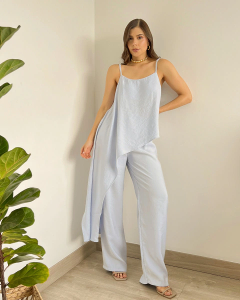 Set T.203 Azul de PRIMIA, vista frontal de cuerpo completo mostrando la prolongación lateral del top y el pantalón de pierna amplia.