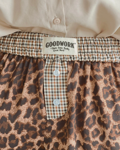 Detalle de la cintura elástica a cuadros y el bolsillo lateral del pantalón animal print P.107.