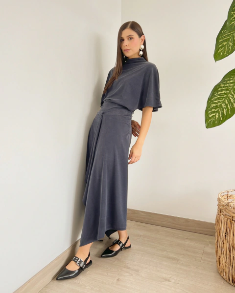 Conjunto T.187 azul para mujer con falda asimétrica – vista lateral