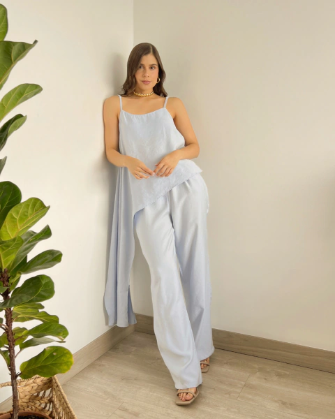 Set T.203 Azul de PRIMIA, vista frontal de cuerpo completo con top asimétrico y pantalón largo de silueta relajada.