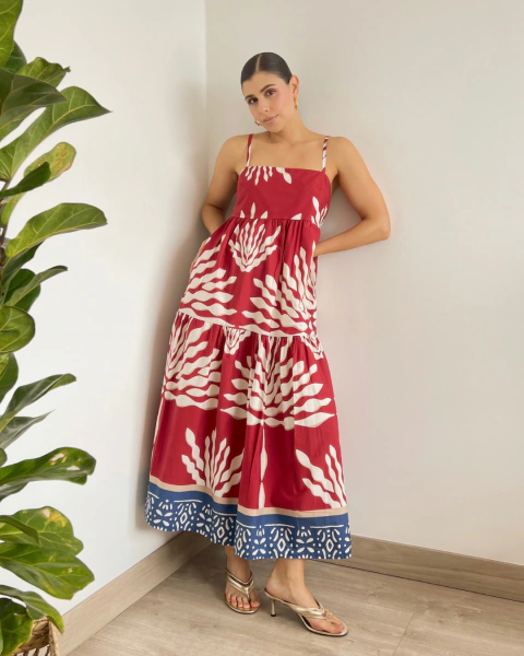 Vestido largo M.005 rojo estampado, vista de cuerpo entero que muestra la caída de la falda.