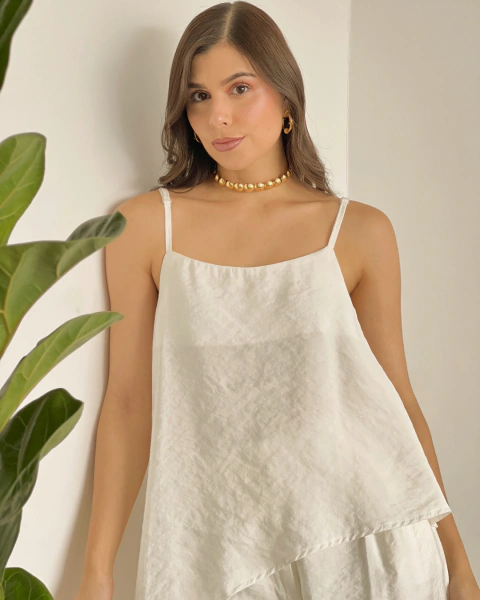 Detalle frontal del top del Set T.203 Blanco de PRIMIA, con tirantes delgados, escote suavemente curvo y acabado de brillo sutil.