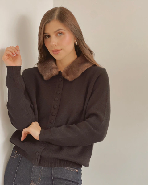 Imagen de Buzo negro con cuello de efecto pelo P.102 NEGRO