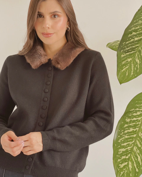 Buzo negro con cuello de efecto pelo P.102 NEGRO - primia