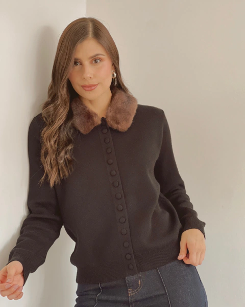 Buzo negro con cuello de efecto pelo P.102 NEGRO