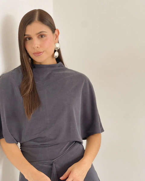 Set T.187 azul para mujer con blusa fluida y falda larga asimétrica – detalle frontal