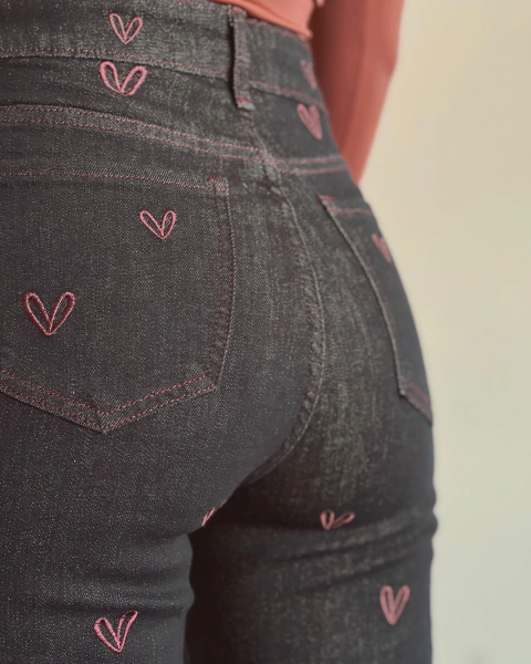 Jean de pierna ancha con corazones bordados P.108 - tienda online