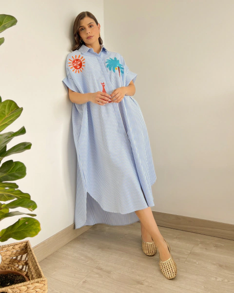 Vestido camisero de rayas P.080 de PRIMIA, vista frontal de cuerpo completo con silueta holgada, motivos multicolor y ruedo asimétrico.
