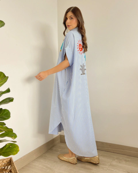 Vestido camisero de rayas P.080 de PRIMIA, vista lateral y posterior con manga corta amplia, ruedo curvo y largo mayor en la espalda.
