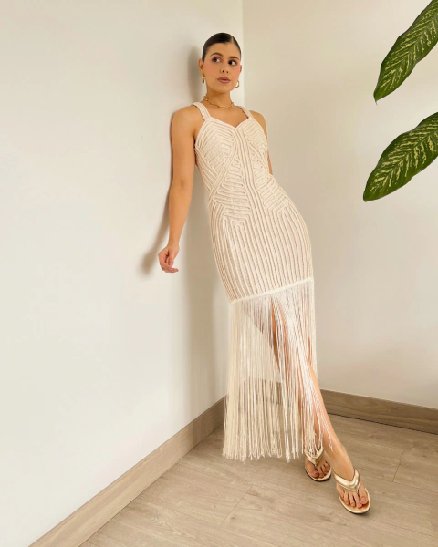 Vestido largo marfil P.085 de PRIMIA con cordones en relieve y flecos largos, vista de cuerpo completo.