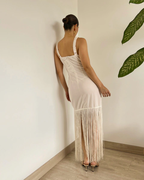 Vista posterior de cuerpo completo del vestido largo P.085 marfil de PRIMIA con terminación de flecos.