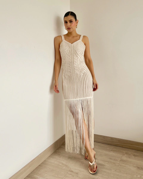 Vestido P.085 marfil de PRIMIA de frente, con escote en V, diseño de cordones y flecos largos.
