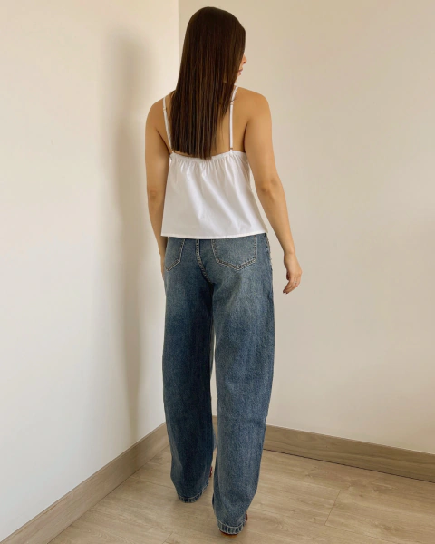 Jean azul de PRIMIA, vista posterior de cuerpo completo con bolsillos traseros, lavado azul desgastado y corte de pierna ancha.