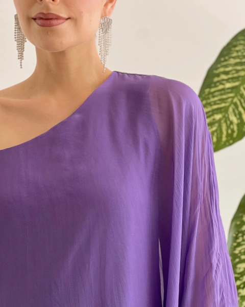 Detalle de escote y mangas del blusón morado M.002