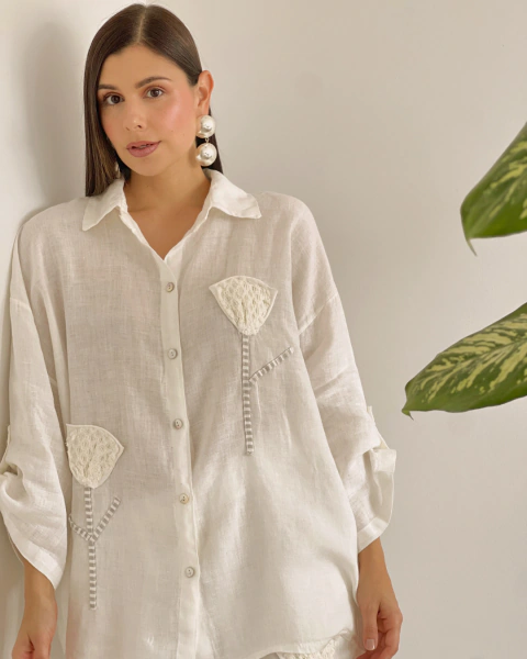 Set 96483 Blanco de PRIMIA, acercamiento frontal de la camisa con cuello camisero, botones y apliques florales blancos de textura en relieve.