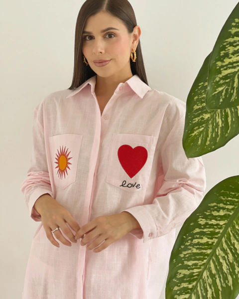 Camisa rosa del Set P.092 – detalle de bolsillo bordado con corazón y Love