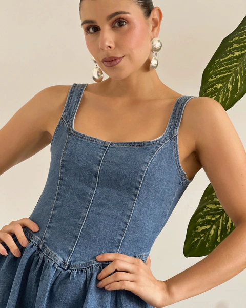 Detalle frontal del vestido denim T.174 de PRIMIA con escote cuadrado, parte superior ajustada y costuras verticales.