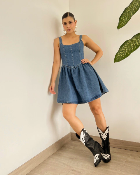 Vestido de jean T.174 de PRIMIA, vista frontal de cuerpo completo con parte superior ajustada y falda corta amplia.