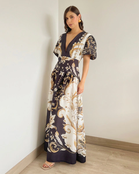 Vestido T.146 de PRIMIA, vista lateral de cuerpo completo que destaca la cintura definida, la falda amplia y los paneles florales en contraste.