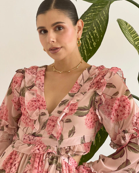 Detalle superior del vestido floral T.173 de PRIMIA, con escote en V y volantes en hombros y parte frontal.
