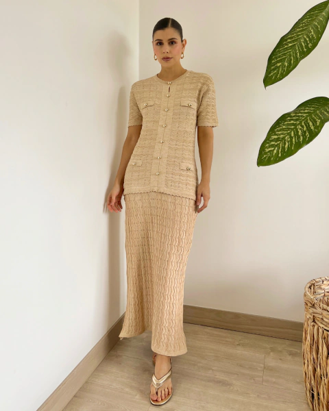 Vestido T.212 Dorado de PRIMIA de cuerpo completo, con manga corta, botones dorados y largo hasta los tobillos.