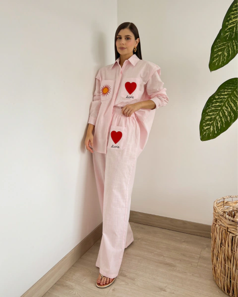 Set P.092 rosa para mujer – camisa y pantalón con bordados vista frontal