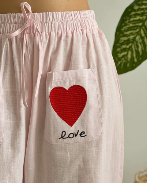 Camisa rosa del Set P.092 – detalle de bolsillo bordado con corazón y Love
