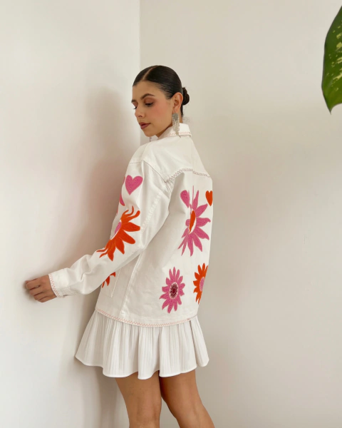 Vista posterior de chaqueta blanca T.172 con flores y corazones