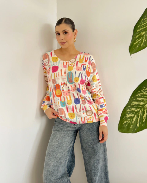 Buzo de mujer V.54_001 de PRIMIA, vista frontal con estampado de conejos multicolor y silueta relajada.