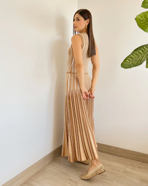 Vestido BRUMA Camel de PRIMIA, vista posterior en ángulo que destaca el diseño de rayas, la silueta del vestido y la amplitud de la falda.