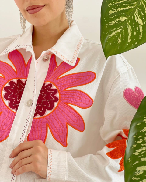 Detalle frontal de chaqueta blanca T.172 con aplicaciones florales
