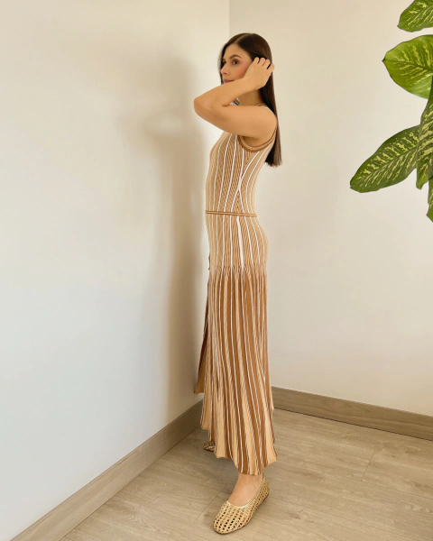 Vestido BRUMA Camel de PRIMIA, vista lateral que muestra la silueta, la cintura marcada con una franja horizontal y la caída de la falda larga de rayas.