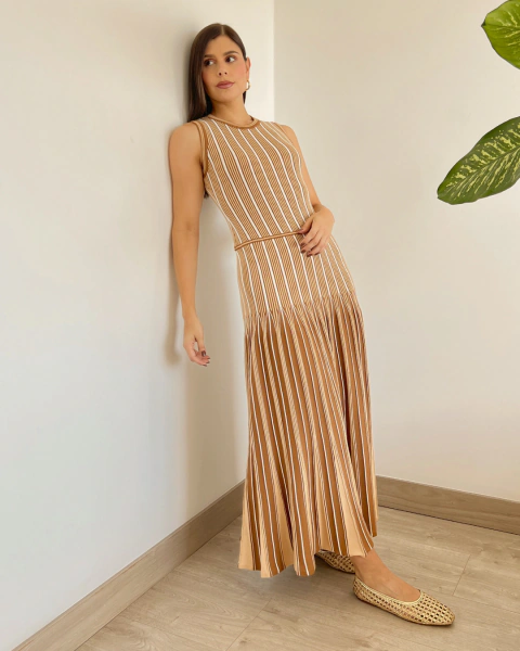 Vestido BRUMA Camel de PRIMIA, vista frontal en ángulo de cuerpo completo que muestra el diseño sin mangas, la cintura definida y la falda larga con movimiento.