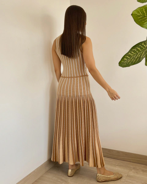 Vestido BRUMA Camel de PRIMIA, vista posterior de cuerpo completo con rayas verticales, cintura marcada y falda amplia hasta los tobillos.