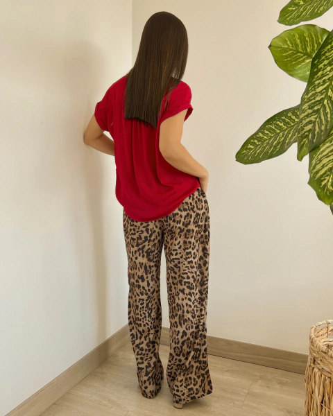 Blusa Noa Roja de PRIMIA, vista posterior de cuerpo completo con silueta holgada, espalda con pliegues y ruedo ligeramente curvo.