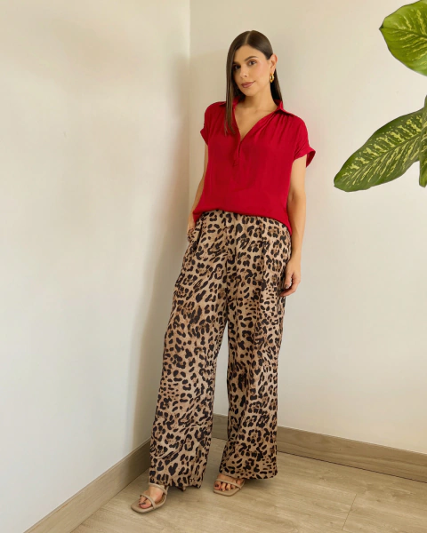 Blusa Noa Roja de PRIMIA, vista posterior de cuerpo completo con silueta holgada, espalda con pliegues y ruedo ligeramente curvo.