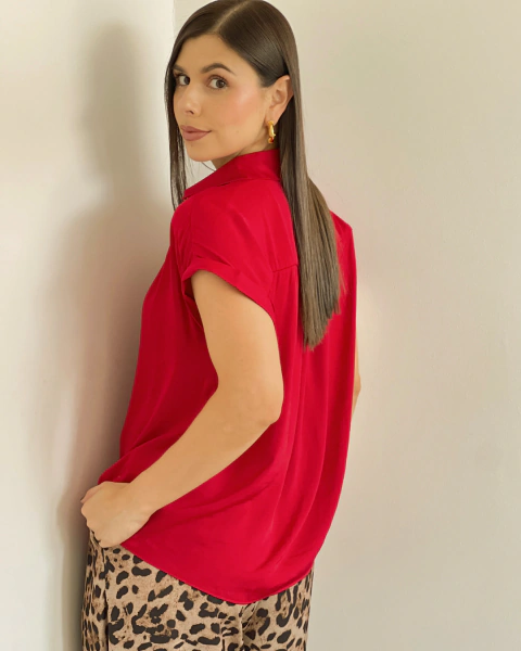 Blusa Noa Roja de PRIMIA, vista posterior en ángulo que muestra el canesú horizontal, los pliegues de la espalda y la terminación curva del ruedo.