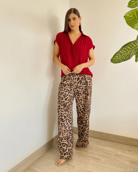 Blusa Noa Roja de PRIMIA, vista frontal de cuerpo completo con diseño holgado, cuello camisero y manga corta doblada, combinada con pantalón estampado.